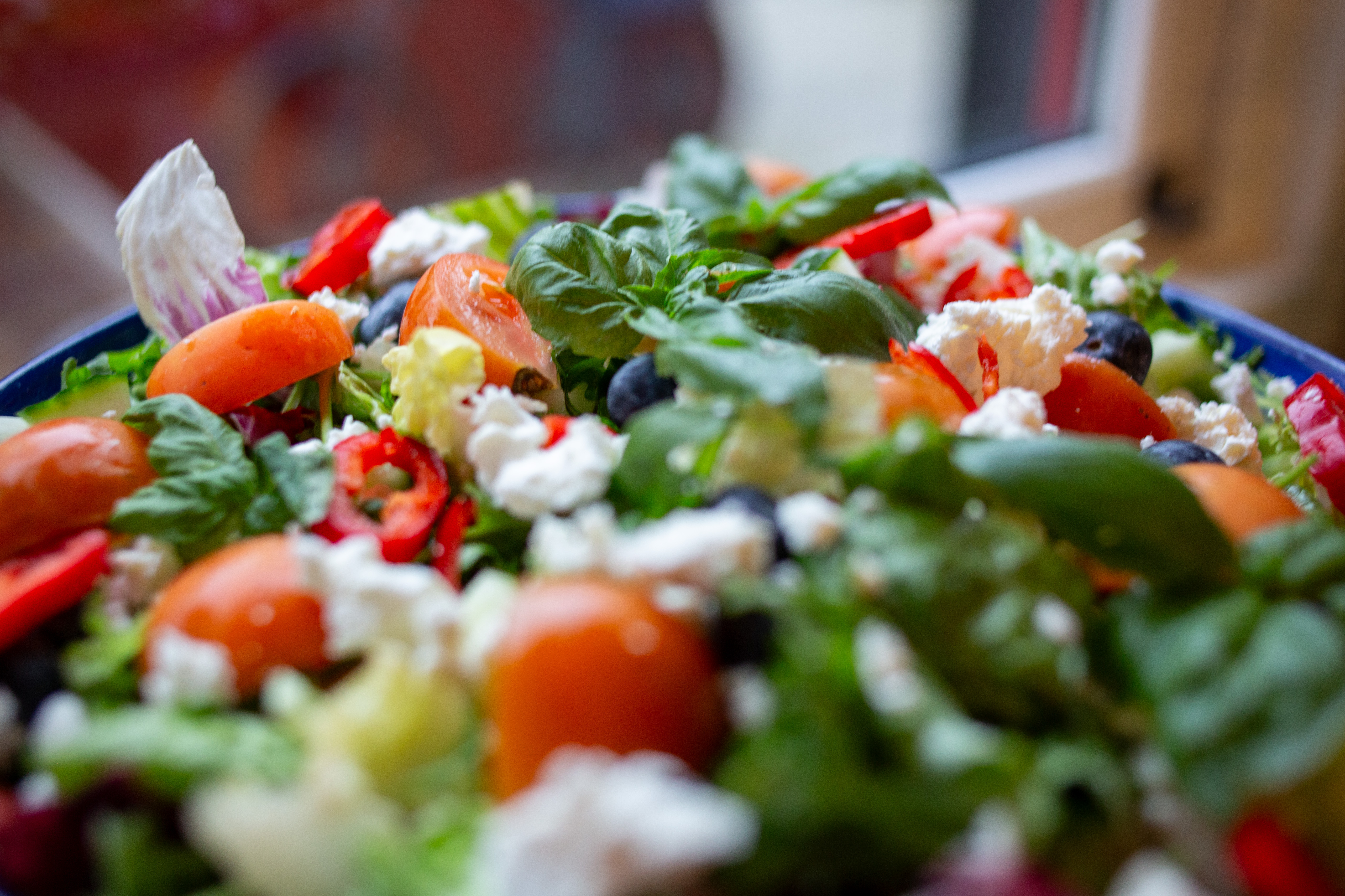 Bilde av en salat med fargerike grønnsaker